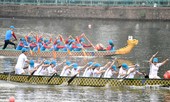 Du khách nước ngoài bất ngờ trước Lễ hội Bơi chải thuyền rồng Hà Nội