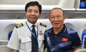 Cơ trưởng chuyến bay chở các nhà vô địch kể những chuyện lạ