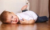 Bé cười nhiều, đi khám cha mẹ đau đớn biết lý do
