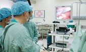 Ăn rau sống, nuốt luôn cả con đỉa 'khủng' vào khí quản