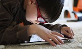 Trẻ 'hỏng' hết dạ dày vì xem điện thoại, ipad nhiều