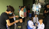 Rớt nước mắt bệnh nhi tay cắm dịch truyền, đầu trọc lóc chờ cắt tóc