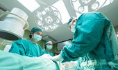 Tháo khớp 'vứt bỏ' cả bàn tay vì tiêm canxi chống loãng xương