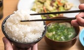 Sai lầm khi ăn cơm cực hại sức khỏe, hầu hết người Việt đều mắc