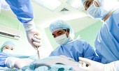 Mâu thuẫn khi ăn cưới, thanh niên dùng que xiên thịt đâm bạn thủng tủy sống