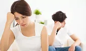 Nghe lén cuộc điện thoại của chồng với mẹ, vợ trẻ khóc lặng vì sự thật cay đắng