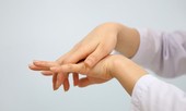Tay có những dấu hiệu này, đến viện khám kẻo ân hận mấy cũng muộn
