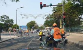 Tức mắt cảnh đoàn xích lô dàn hàng ngang vượt đèn đỏ ở Huế