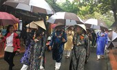 Du khách nước ngoài đội nón lá, diện áo dài 'xông đất' phố cổ Hội An
