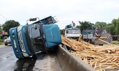 Xe tải chở keo lật ngang QL1A, hai người bị thương