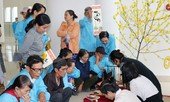 Xúc động ông đồ trẻ vào bệnh viện viết chữ tặng bệnh nhân ung thư