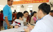 Khám bệnh cho công nhân nghèo