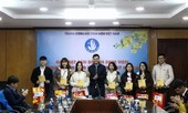 Tặng quà cán bộ Hội sinh viên nghèo về quê đón Tết