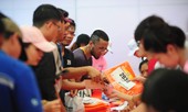Hàng trăm runner hào hứng nhận BIB tranh tài tại Tiền Phong Marathon