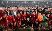 Thủ tướng xuống sân chúc mừng chiến thắng lịch sử của U23 Việt Nam