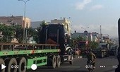 Ba xe đầu kéo nối đuôi vượt đèn đỏ giữa ban ngày