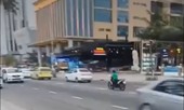 Ngang nhiên dắt xe du khách bỏ giữa lòng đường