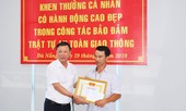 Khen thưởng anh thợ đá dọn khối bê tông trên quốc lộ