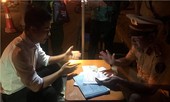 Có nồng độ cồn, tài xế ô tô 'cù nhầy' gần 2 tiếng không ký biên bản