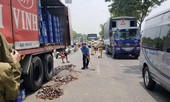 Hàng chục thùng bia rơi xuống đường, cửa ngõ Sài Gòn kẹt cứng