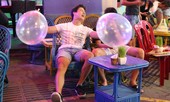 Tịch thu hàng tạ 'khí cười' trong quán ở phố Tây
