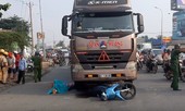 Bị xe container cuốn vào gầm, 2 vợ chồng chết thảm, bé 5 tuổi trọng thương