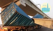 Xe container kéo sập dầm cầu bộ hành đang xây ở cửa ngõ Sài Gòn