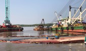 Tìm kiếm 2 người mất tích khi trục vớt tàu 8.000 tấn gặp khó khăn do thuỷ triều