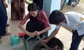 Trăn 3m ‘làm loạn’ lớp học, cô giáo tức mình bắt sống bằng tay không