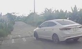 Ôtô băng qua đường ray trước đầu tàu hoả