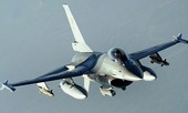 Chiến cơ F-16 Bỉ rơi, phi công mắc kẹt trên đường điện cao thế