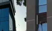 Tròn mắt nhìn tiền rơi từng cọc từ cửa sổ toà nhà cao tầng