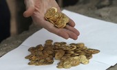 Dùng tiền trúng số mua đất, bất ngờ đào được kho báu 100 năm tuổi