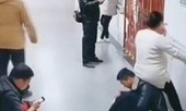'Chồng người ta' nhận 7 triệu lượt thích vì lấy lưng làm ghế cho vợ bầu