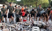 Binh sĩ Trung Quốc mặc quần shorts, áo phông xanh dọn dẹp đường phố Hong Kong
