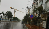 Tháp cẩu quay như 'chong chóng' trong gió bão