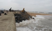 Kè biển bị sạt lở uy hiếp sân bay Tuy Hòa