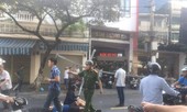 Khung tời sắt công trình rơi trúng cặp vợ chồng đi đường