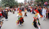 Trai làng ở Hà Nội giả gái lả lơi trong điệu Múa Bồng