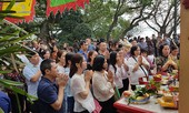 Ngàn người chen chân đi lễ Phủ Tây Hồ ngày rằm tháng Giêng