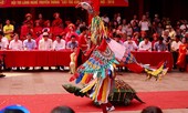 Người dân dự lễ hội Đền - Đình Kim Liên dưới cái nắng nóng như đổ lửa