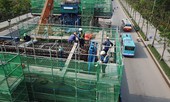 Công nhân vật vã làm việc trên công trường dưới nắng nóng 40 độ