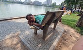 Muôn kiểu tránh nóng của người dân Thủ đô những ngày nắng nóng đỉnh điểm