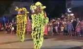 Múa lân xin tiền giữa đường Bà Triệu, Hà Nội