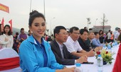 Hoa hậu Tiểu Vy xinh đẹp làm MC Giải Việt dã leo núi ở Bắc Giang