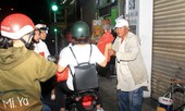 Bạn trẻ trao yêu thương với người vô gia cư ngày giáp Tết