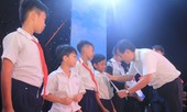 Tặng 40 phần học bổng hỗ trợ các em học sinh nơi đất đảo anh hùng
