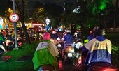 Nghìn người Sài Gòn 'chôn chân' trong cơn mưa rả rích