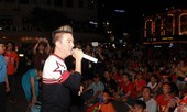 Đàm Vĩnh Hưng cùng hàng nghìn CĐV hô vang 'Việt Nam'
