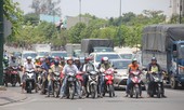 Người dân Sài Gòn 'vật lộn' với nắng nóng kéo dài
